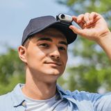 Insta360 GO 2  Das Smartphone hat den Markt für Videokameras vernichtet. Ein paar Nischen sind jedoch geblieben,  eine hat sich die Insta360 GO 2 erobert. Mit der winzigen Actioncam lassen sich  einzigartige Perspektiven einfangen. Lediglich daumengroß und 26 Gramm leicht passt sie an den Mützenschirm, via Magnetclip ans T-Shirt, via Saugnapf an den Helm oder das Skateboard, an das Katzenhalsband oder auf den Rücken des Hundes.  Bis vier Meer tief darf der Däumling ins Wasser, er kann in Zeitlupe sowie Zeitraffer aufnehmen und Fotos schießen. Die Magie geschieht in der mitgelieferten iOS/Android-App. Die Software kann dank KI Szenen erkennen, Filme schneiden, Filter und Sound hinzufügen und auch gleich alles auf Instagram oder YouTube veröffentlichen. Auf YouTube gibt es einige auf das Filmen mit diesen Kleinstkameras spezialisierte Kanäle, einer wird von Insta360 selbst betrieben. 