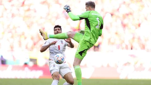 Wales' Torwart Wayne Hennessey foult Irans
