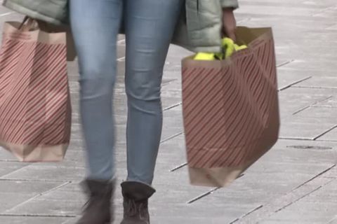 Video: Kauflaune der Deutschen hellt sich vor Weihnachtsgeschäft leicht auf