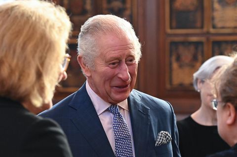 Corgi "beschützt" König Charles bei royalem Besuch vor Kameramann