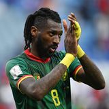Andre-Frank Zambo Anguissa vom Team aus Kamerun trägt quasi eine "Best-of-Frisur": die Seiten kurz, oben lang, alles über dem Kopf geflochten und hinten dann einen Zopf aus Zöpfchen. Mehr geht nicht!