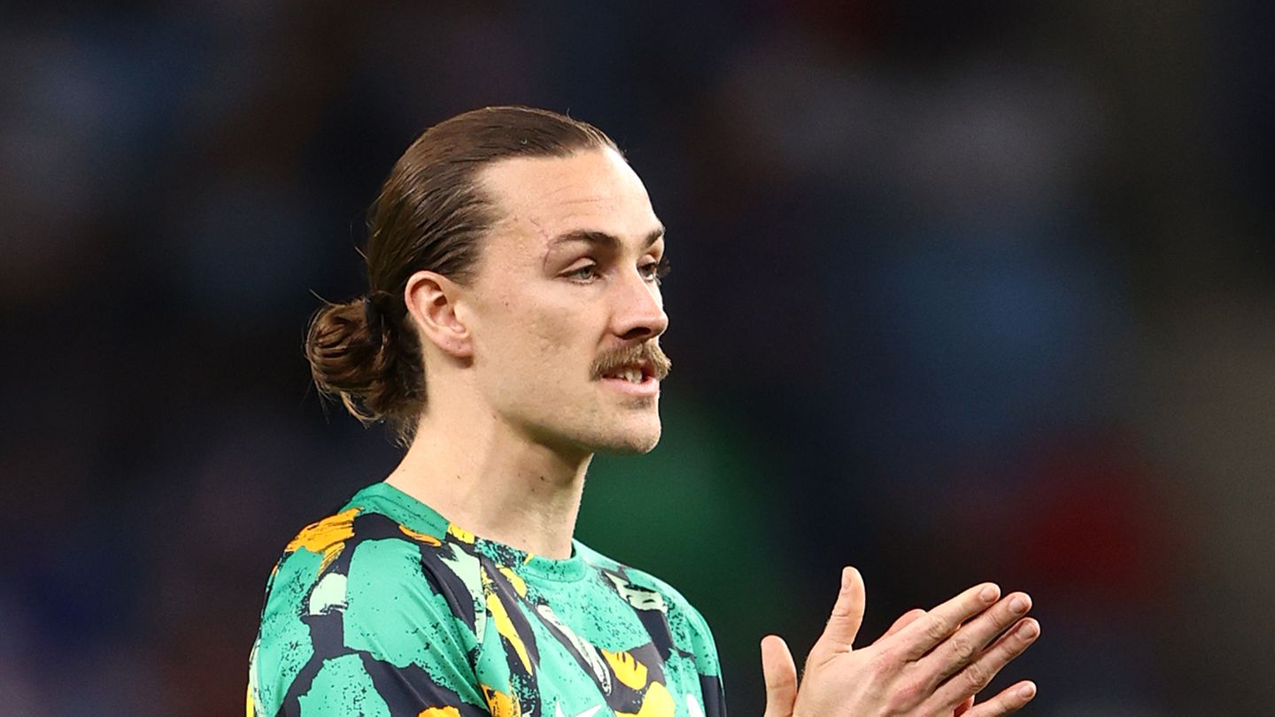 Bei dem Schnurrbart wird jeder Hipster zwischen Berlin-Mitte und Hamburger Schanzenviertel neidisch: Jackson Irvine trägt zum langen Haar einen stilechten Schnurri. Wenn Irvine nicht gerade für Australien die WM spielt, ist er Kapitän des Zweitligisten FC St. Pauli –  und wohnt im Hamburger Schanzenviertel.
