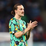 Bei dem Schnurrbart wird jeder Hipster zwischen Berlin-Mitte und Hamburger Schanzenviertel neidisch: Jackson Irvine trägt zum langen Haar einen stilechten Schnurri. Wenn Irvine nicht gerade für Australien die WM spielt, ist er Kapitän des Zweitligisten FC St. Pauli –  und wohnt im Hamburger Schanzenviertel.