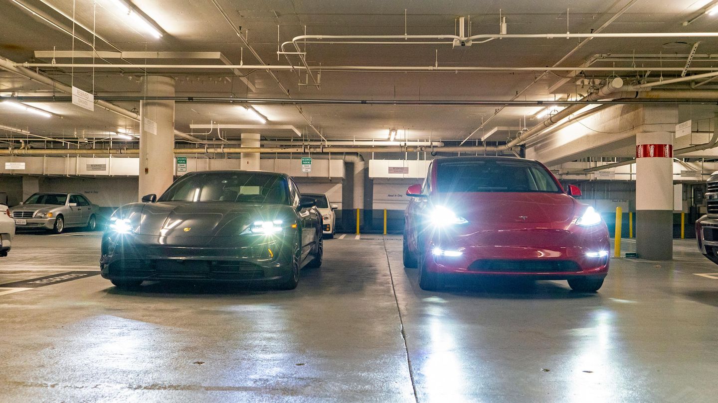 Ein Porsche Taycan und ein Tesla Model Y Performance nebeneinander. ADAC-Tests zeigen, welche Elektroautos am besten sind.