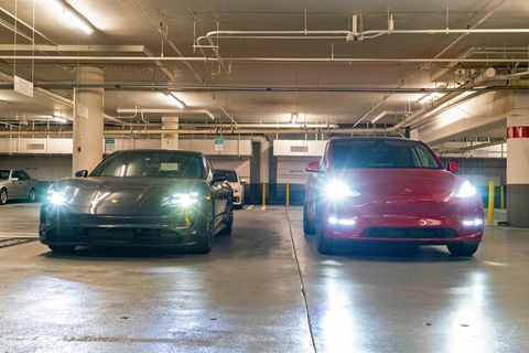Ein Porsche Taycan und ein Tesla Model Y Performance nebeneinander. ADAC-Tests zeigen, welche Elektroautos am besten sind.