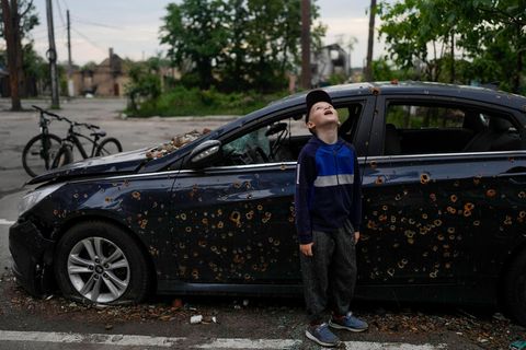 Kleine Junge in Irpin