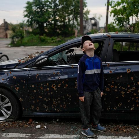 Kleine Junge in Irpin