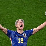 Hier freut sich Japans Stürmer Takuma Asano: mit weizenblond gefärbten Haaren.
