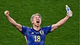 Hier freut sich Japans Stürmer Takuma Asano: mit weizenblond gefärbten Haaren.