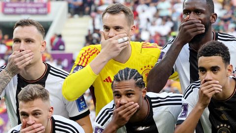 Spieler der deutschen Mannschaft halten vor dem Spiel die Hände vor den Mund