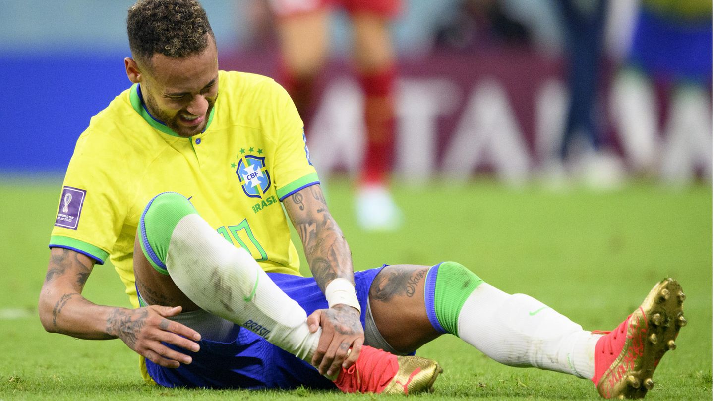 Kaputtgetreten von den Serben: WM-Gruppenphase für Brasiliens Neymar offenbar beendet 24. November Brasiliens Fußball-Nationalteam muss in den verbleibenden zwei Gruppenspielen bei der WM in Katar auf Superstar Neymar verzichten. Wegen seiner Sprunggelenksverletzung kann der 30-Jährige sowohl gegen die Schweiz am Montag wie auch gegen Kamerun in einer Woche nicht zum Einsatz kommen, wie brasilianische Medien am Freitag übereinstimmend berichteten. Beim Angreifer von Paris Saint-Germain seien Bänder beschädigt worden, sagte Teamarzt Rodrigo Lasmar laut verschiedener Portale. Gleiches gilt für Außenverteidiger Danilo, der sich beim 2:0-Auftaktsieg gegen Serbien ebenfalls am Sprunggelenk verletzt hatte. Beide Spieler waren am Freitag untersucht worden und sollen in den nächsten Tagen nun per Physiotherapie behandelt werden. Neymar hatte sich am Donnerstagabend gegen die Serben in der zweiten Halbzeit verletzt, anschließend war sein Knöchel stark geschwollen. Teamarzt Lasmar sprach kurz nach dem Spiel von einer Verstauchung. Wie lange genau der Angreifer von Paris Saint-Germain nun ausfällt, blieb zunächst unklar.
