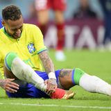 24. November  Brasiliens Fußball-Nationalteam muss in den verbleibenden zwei Gruppenspielen bei der WM in Katar auf Superstar Neymar verzichten. Wegen seiner Sprunggelenksverletzung kann der 30-Jährige sowohl gegen die Schweiz am Montag wie auch gegen Kamerun in einer Woche nicht zum Einsatz kommen, wie brasilianische Medien am Freitag übereinstimmend berichteten. Beim Angreifer von Paris Saint-Germain seien Bänder beschädigt worden, sagte Teamarzt Rodrigo Lasmar laut verschiedener Portale.  Gleiches gilt für Außenverteidiger Danilo, der sich beim 2:0-Auftaktsieg gegen Serbien ebenfalls am Sprunggelenk verletzt hatte. Beide Spieler waren am Freitag untersucht worden und sollen in den nächsten Tagen nun per Physiotherapie behandelt werden.   Neymar hatte sich am Donnerstagabend gegen die Serben in der zweiten Halbzeit verletzt, anschließend war sein Knöchel stark geschwollen. Teamarzt Lasmar sprach kurz nach dem Spiel von einer Verstauchung. Wie lange genau der Angreifer von Paris Saint-Germain nun ausfällt, blieb zunächst unklar.