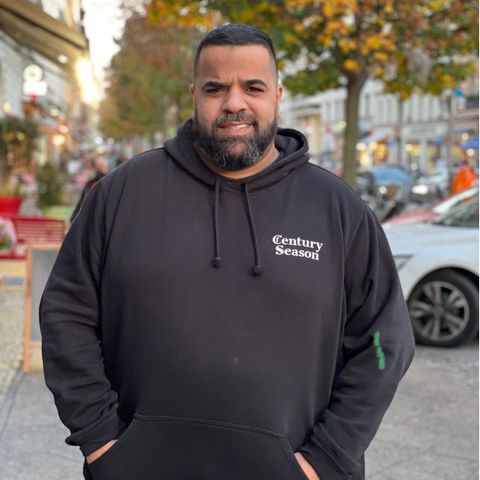 Ali Bumaye hat unseren Autor in Berlin-Kreuzberg getroffen und über seine Zeit mit Antonio Rüdiger gesprochen