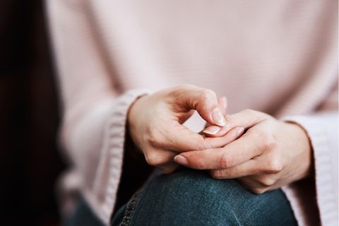 Eine Frau legt ihre Hände zusammen