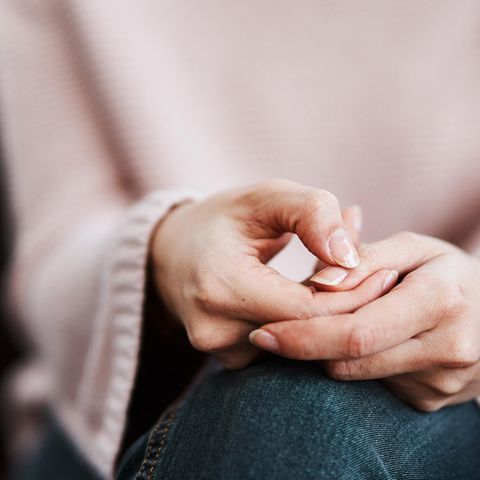 Eine Frau legt ihre Hände zusammen