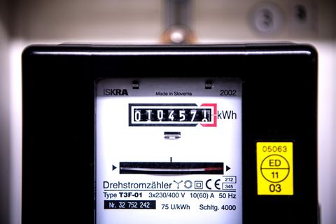 Ein Stromzähler zeigt in einem Mietshaus die verbrauchten Kilowattstunden an