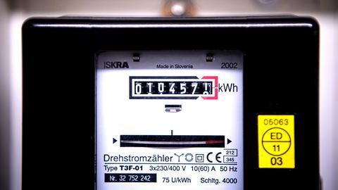 Ein Stromzähler zeigt in einem Mietshaus die verbrauchten Kilowattstunden an