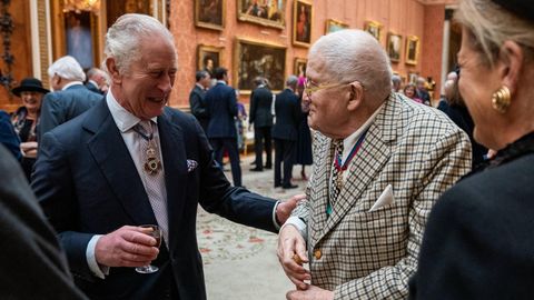 König Charles III. im Gespräch mit David Hockney im Buckingham Palace