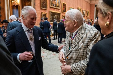 König Charles III. im Gespräch mit David Hockney im Buckingham Palace