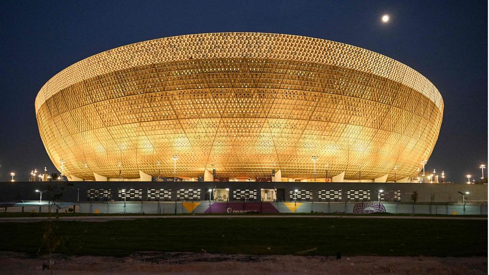 Das Lusail Stadion liegt in Lusail City, 20 Kilometer nördlich des Zentrums von Doha.  Kapazität: 80.000  Eröffnung: 2022  Spiele: Im größten WM-Stadion finden sechs Gruppenspiele, ein Achtelfinale, ein Viertelfinale, ein Halbfinale und das große WM-Finale 2022 statt.