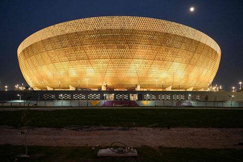 Das Lusail Stadion liegt in Lusail City, 20 Kilometer nördlich des Zentrums von Doha.  Kapazität: 80.000  Eröffnung: 2022  Spiele: Im größten WM-Stadion finden sechs Gruppenspiele, ein Achtelfinale, ein Viertelfinale, ein Halbfinale und das große WM-Finale 2022 statt.