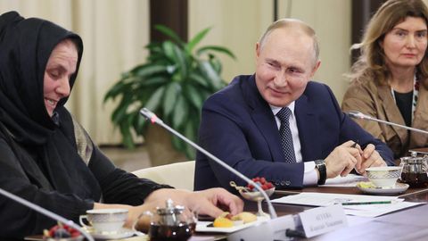 Wladimir Putin bei seinem Treffen mit vermeintlichen Soldatenmüttern.