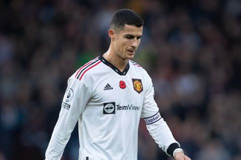 Cristiano Ronaldo geht gebückt auf dem Feld