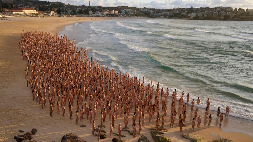 Australier posieren nackt am Strand von Sydney. Australier posieren nackt am Strand von Sydney.