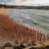 Australier posieren nackt am Strand von Sydney.