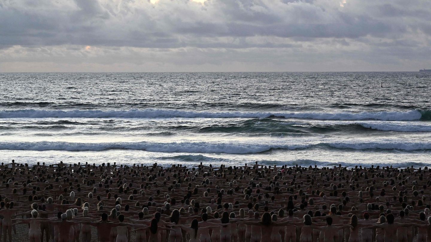 Australier posieren nackt am Strand von Sydney.