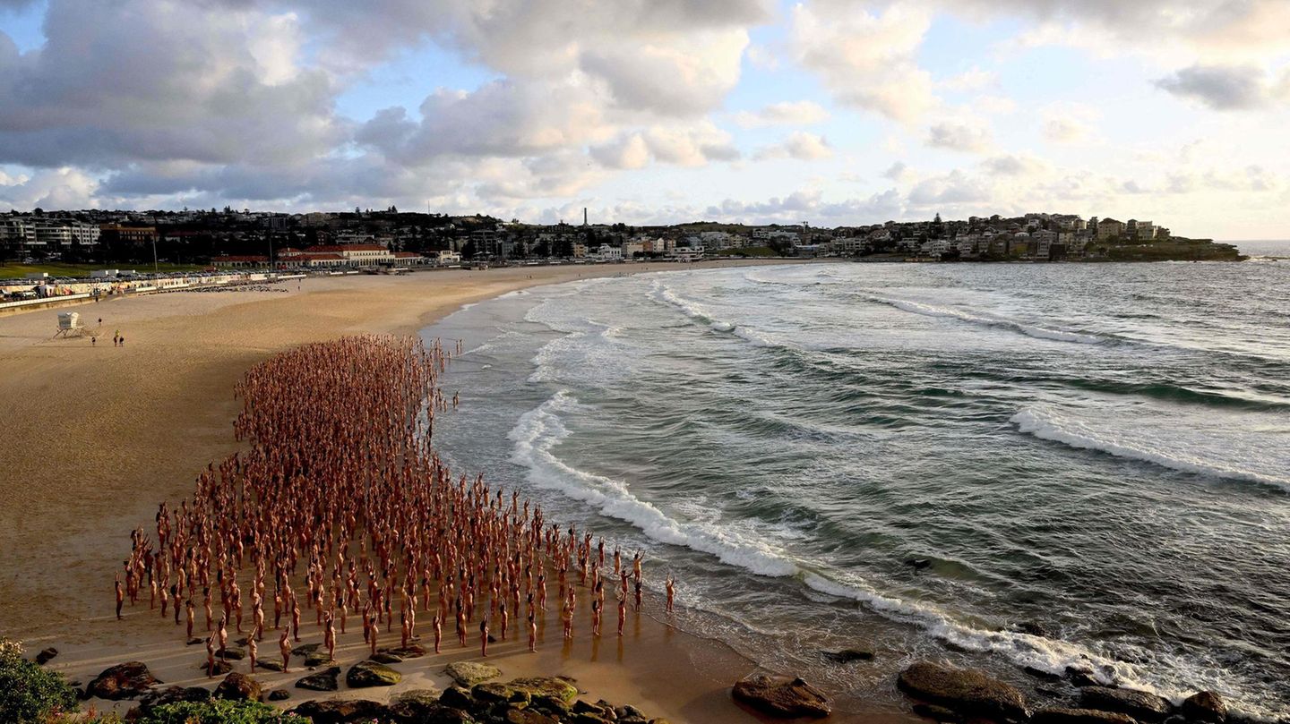 Australier posieren nackt am Strand von Sydney.