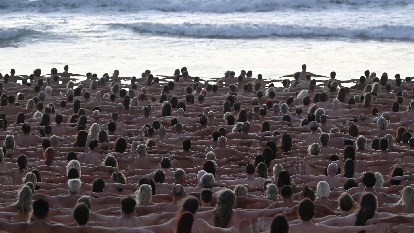 Australier posieren nackt am Strand von Sydney.