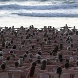 Australier posieren nackt am Strand von Sydney.