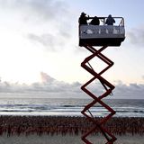 Australier posieren nackt am Strand von Sydney.