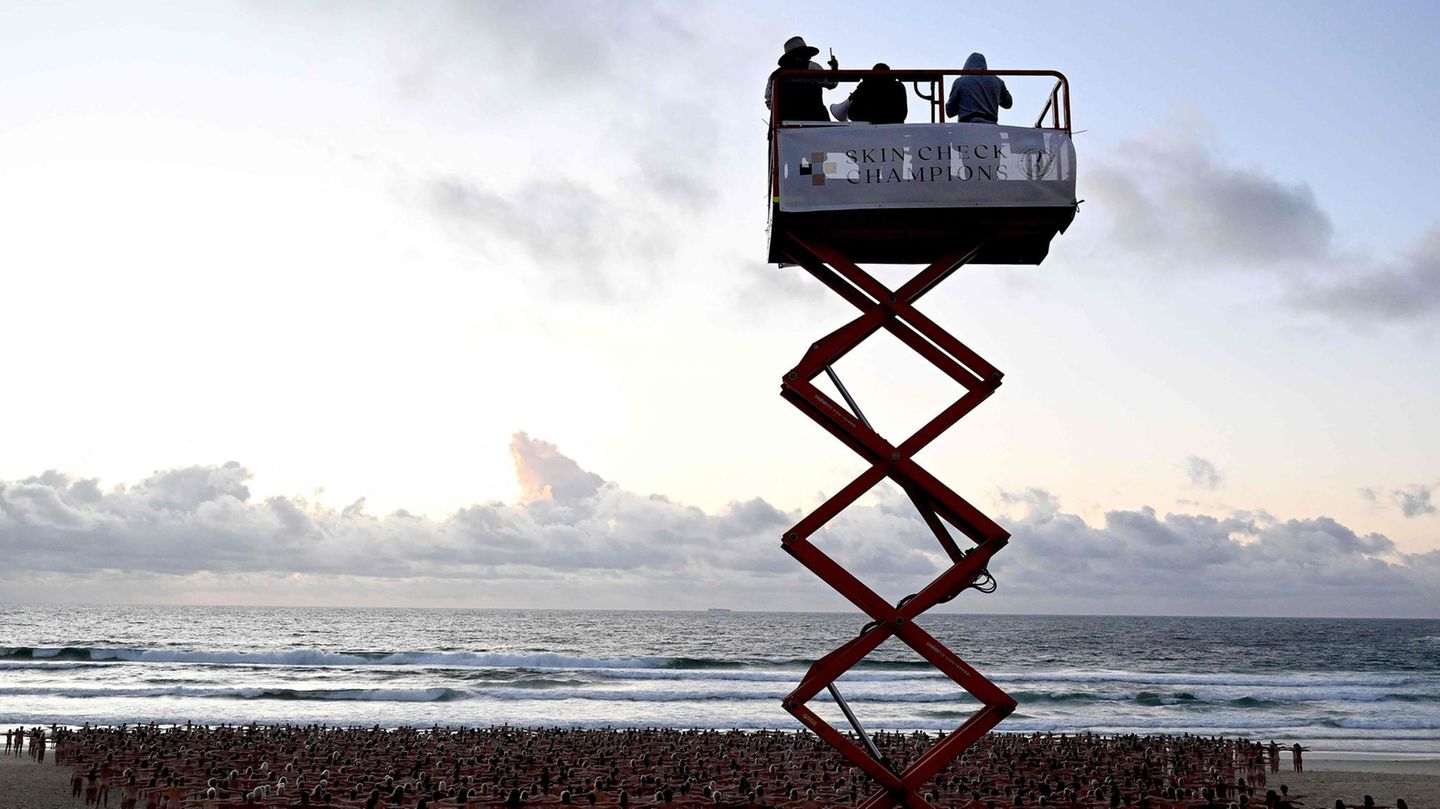 Australier posieren nackt am Strand von Sydney.