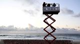Australier posieren nackt am Strand von Sydney.