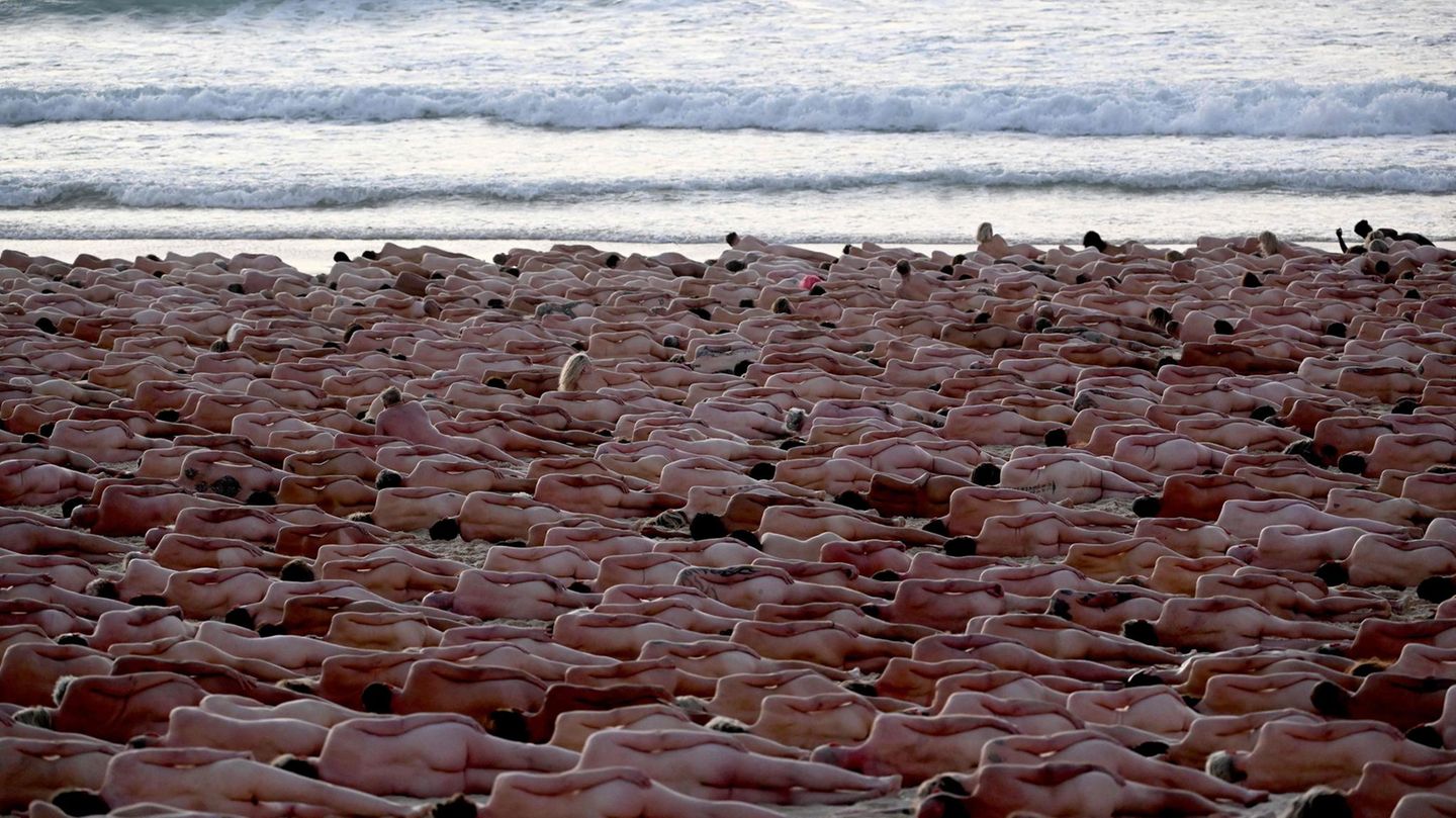 Australier posieren nackt am Strand von Sydney.