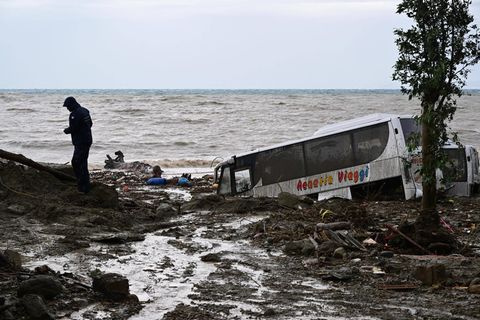 Italien: Ein Minibus steckt nach dem Erdrutsch auf der Insel Ischia halb im Schlamm