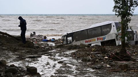 Italien: Ein Minibus steckt nach dem Erdrutsch auf der Insel Ischia halb im Schlamm