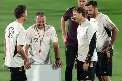Vor WM-Spiel gegen Spanien: Lockere Stimmung beim Abschlusstraining: "Nach vorne schauen" lautet das Motto von Trainer Flick