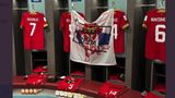 26. November  Bei der Fußball-Weltmeisterschaft in Katar gibt es Ärger wegen einer nationalistischen Fahne, die in der Umkleidekabine der serbischen Mannschaft aufgehängt und fotografiert wurde. Weil darauf auch die Umrisse des Kosovo unter den serbischen Nationalfarben zu sehen ist, leitete der Fußball-Weltverband am Samstag Ermittlungen ein. Der kosovarische Verband FFK hatte die Fifa bereits zuvor aufgefordert, die Serben zu sanktionieren.  "FFK verurteilt aufs Schärfste das aggressive Vorgehen Serbiens bei der WM 2022 gegen die Republik Kosovo", heißt es in einem Tweet des Verbands. "Die Weltmeisterschaft ist ein Ereignis der Freude und Einigkeit, sie sollte Botschaften der Hoffnung und des Friedens senden, keine Botschaften des Hasses. Wir rufen die Fifa dazu auf, gegen solche Aktionen vorzugehen."  Die Republik Kosovo erklärte sich 2008 für unabhängig von Serbien. Eine Mehrheit aller Staaten erkennt diesen Status auch an. Die Serben betrachten den Kosovo aber weiterhin als Teil ihres Landes. Die Fahne mit der Aufschrift "Niemals aufgeben" wurde deshalb während des ersten WM-Spiels gegen Brasilien (0:2) auch von mehreren serbischen Fans im Stadion gezeigt.  Das Foto wurde offenbar vor dem Brasilien-Spiel in der Kabine aufgenommen. Darauf ist kein Spieler zu sehen, aber die Fahne hängt über den Trikots und Spinden von Abwehrspieler Milos Veljkovic  (Werder Bremen) sowie Mittelfeldspieler Andrija Zivkovic (PAOK Saloniki). Ein Werder-Vertreter sagte dem Multimediaportal "Deichstube", dass Veljkovic erst nach dem Spiel von dem Foto erfahren habe. Als die serbischen Spieler wieder in die Kabine gekommen seien, hätte dort keine Fahne mehr gehangen.