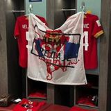 26. November  Bei der Fußball-Weltmeisterschaft in Katar gibt es Ärger wegen einer nationalistischen Fahne, die in der Umkleidekabine der serbischen Mannschaft aufgehängt und fotografiert wurde. Weil darauf auch die Umrisse des Kosovo unter den serbischen Nationalfarben zu sehen ist, leitete der Fußball-Weltverband am Samstag Ermittlungen ein. Der kosovarische Verband FFK hatte die Fifa bereits zuvor aufgefordert, die Serben zu sanktionieren.  "FFK verurteilt aufs Schärfste das aggressive Vorgehen Serbiens bei der WM 2022 gegen die Republik Kosovo", heißt es in einem Tweet des Verbands. "Die Weltmeisterschaft ist ein Ereignis der Freude und Einigkeit, sie sollte Botschaften der Hoffnung und des Friedens senden, keine Botschaften des Hasses. Wir rufen die Fifa dazu auf, gegen solche Aktionen vorzugehen."  Die Republik Kosovo erklärte sich 2008 für unabhängig von Serbien. Eine Mehrheit aller Staaten erkennt diesen Status auch an. Die Serben betrachten den Kosovo aber weiterhin als Teil ihres Landes. Die Fahne mit der Aufschrift "Niemals aufgeben" wurde deshalb während des ersten WM-Spiels gegen Brasilien (0:2) auch von mehreren serbischen Fans im Stadion gezeigt.  Das Foto wurde offenbar vor dem Brasilien-Spiel in der Kabine aufgenommen. Darauf ist kein Spieler zu sehen, aber die Fahne hängt über den Trikots und Spinden von Abwehrspieler Milos Veljkovic  (Werder Bremen) sowie Mittelfeldspieler Andrija Zivkovic (PAOK Saloniki). Ein Werder-Vertreter sagte dem Multimediaportal "Deichstube", dass Veljkovic erst nach dem Spiel von dem Foto erfahren habe. Als die serbischen Spieler wieder in die Kabine gekommen seien, hätte dort keine Fahne mehr gehangen.