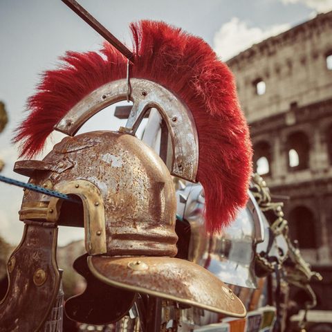 Ein Gladiatorenhelm h#ngt vor dem Kolosseum in Rom.