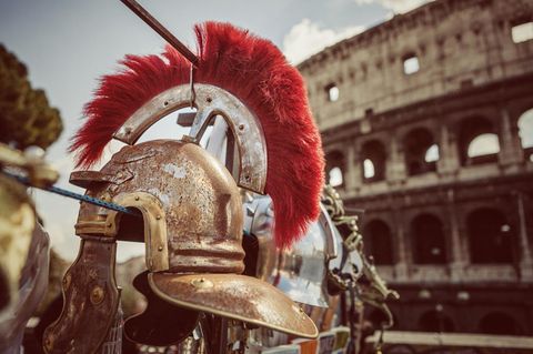 Ein Gladiatorenhelm h#ngt vor dem Kolosseum in Rom.