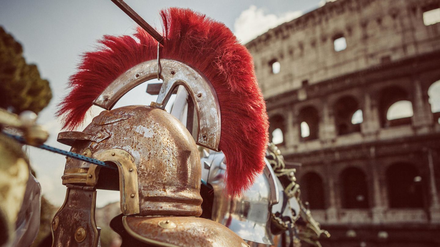 Ein Gladiatorenhelm h#ngt vor dem Kolosseum in Rom.