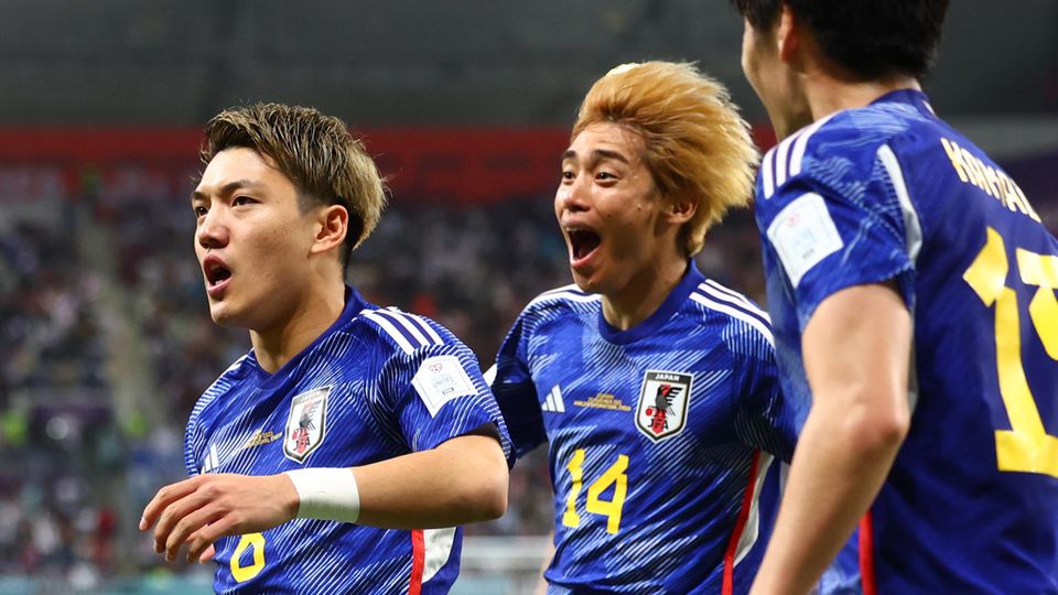 Jubel in der japanischen Mannschaft nach dem Ausgleichstor gegen Deutschland bei der WM 2022. Am Sonntag spielt Japan gegen Costa Rica. 