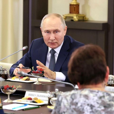 Wladimir Putin bei seinem Treffen mit vermeintlichen Soldatenmüttern