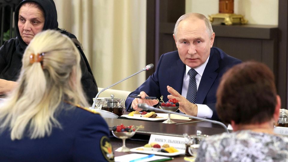 Wladimir Putin bei seinem Treffen mit vermeintlichen Soldatenmüttern