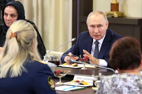 Wladimir Putin bei seinem Treffen mit vermeintlichen Soldatenmüttern