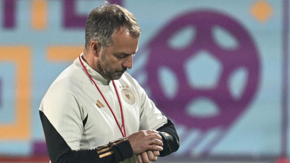 Bundestrainer Hansi Flick mit Blick auf die Uhr
